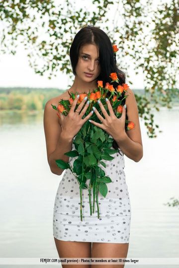 Неугомонная шатенка Katya AC фотографируется с раздетой попочкой и с букетом цветов