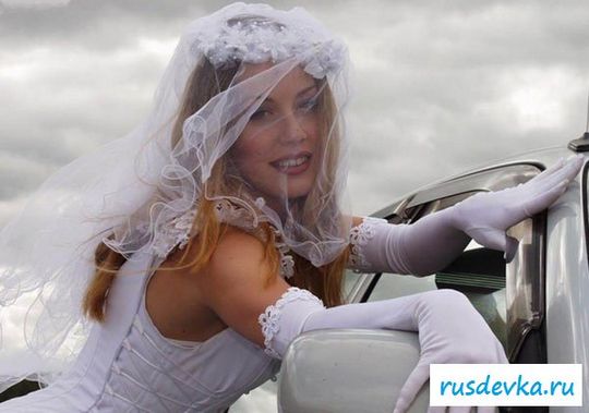 Деваха в свадебном платье оголилась у автомобиле