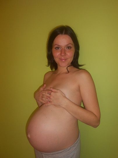 Полуголая беременная особа женского пола из Чехии