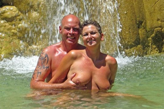 Любвеобильная особа женского пола принимает солнечные ванны на курорте